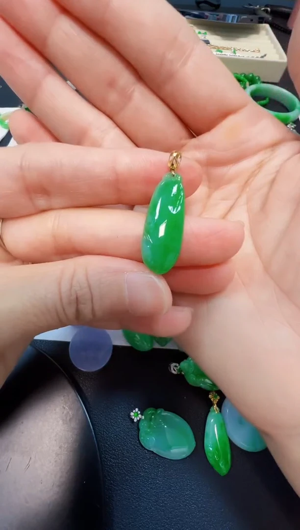 吊坠(不含链)18K金镶嵌翡翠600