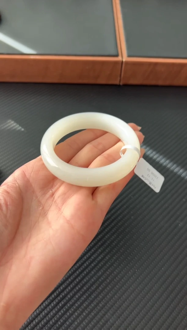 未镶嵌手镯和田玉黑山·微色差54M