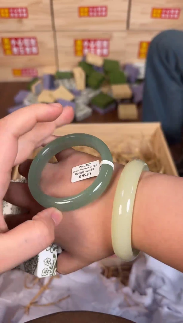 未镶嵌手镯石英质玉编码W-0352