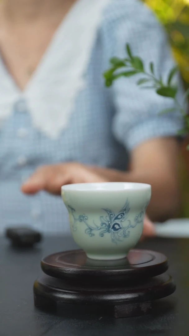 景德镇手工高温青花蝴蝶杯