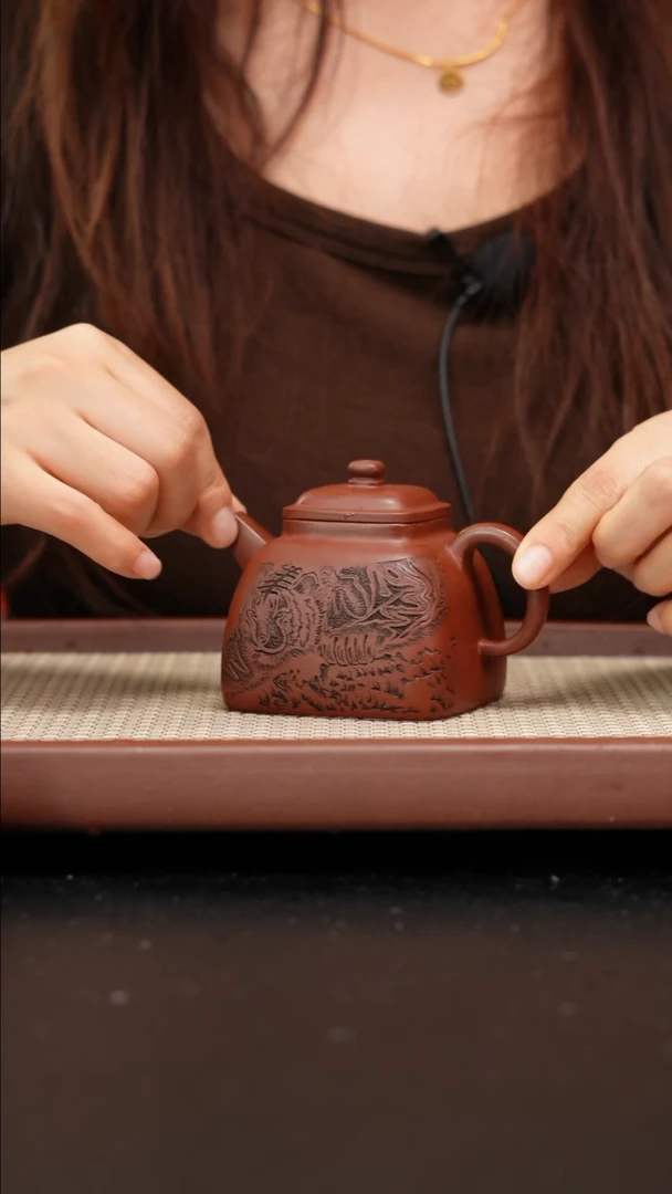 【闪购商品】紫砂茶壶红皮龙四方坦然刻绘老虎180cc