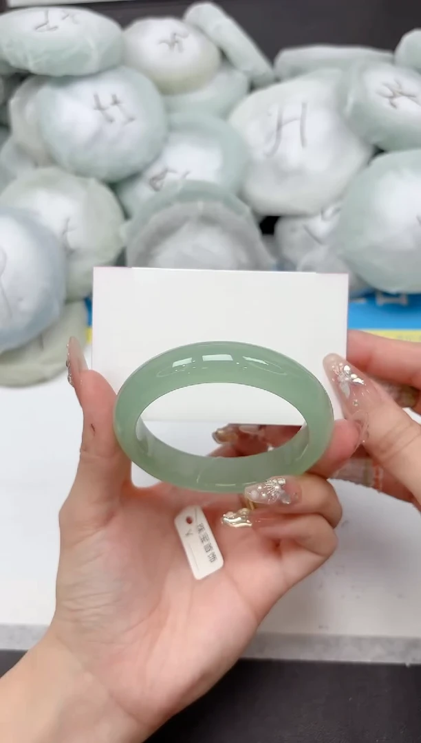 未镶嵌手镯石英质玉45-55.2