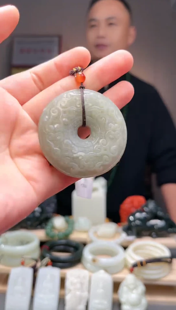 颈饰未镶嵌和田玉吊坠