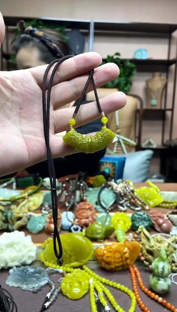 未镶嵌岫玉颈饰多样性发货发其中之一
