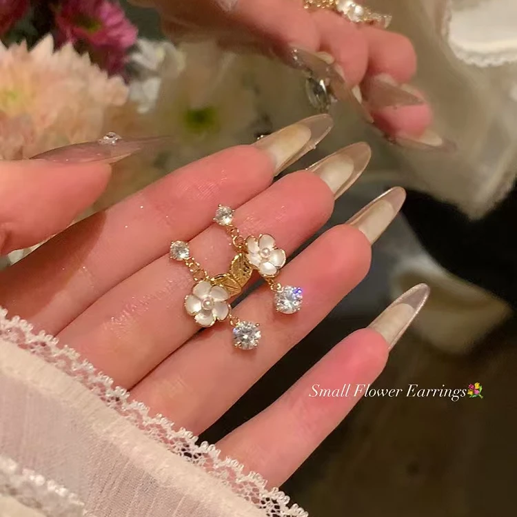 铜合金合成锆石耳饰 早秋温柔山茶花闪锆流苏耳环女百搭耳针耳饰