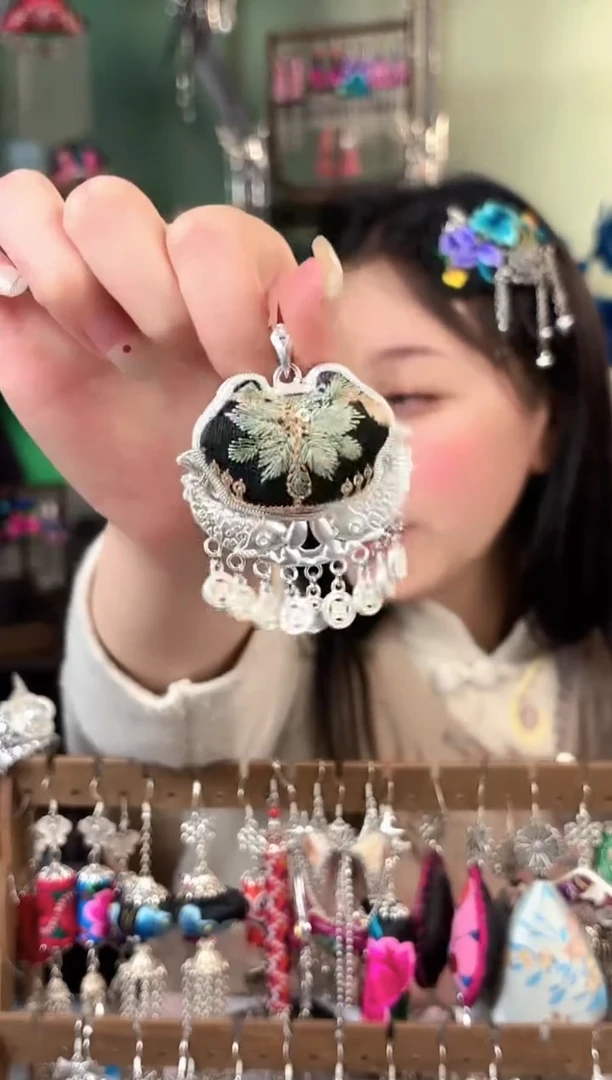 彩云南阁非遗老绣饰品519*