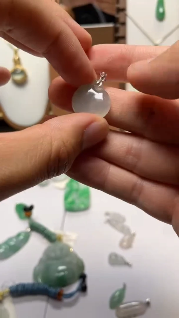 吊坠(不含链)18K金镶嵌翡翠冰种小桃子吊坠，宽18.1长17