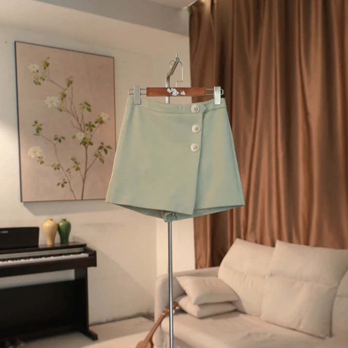 G572 斜排扣装饰高腰短裤女 733D82