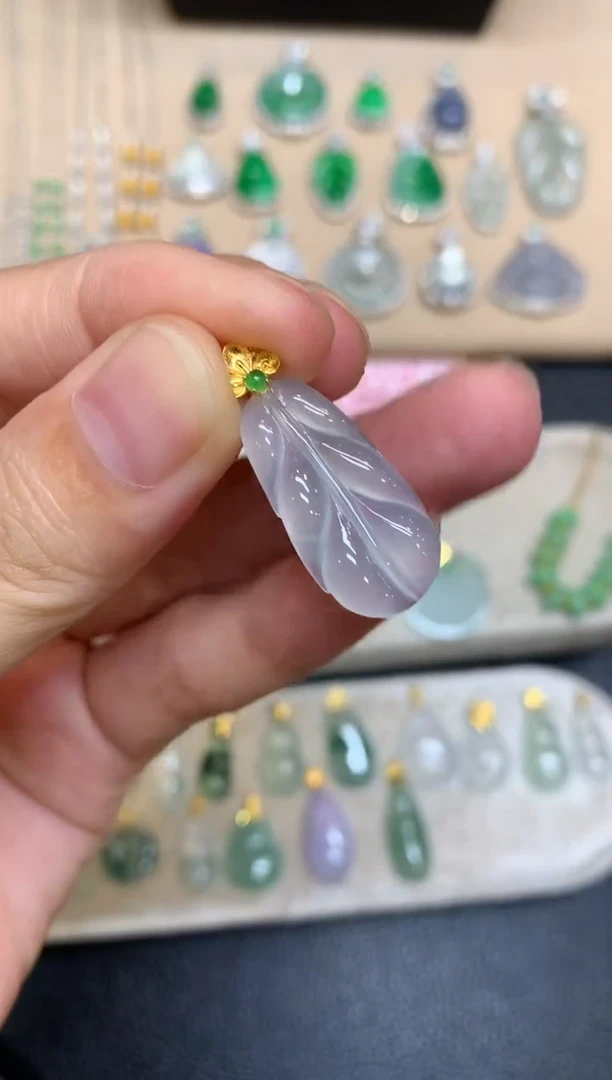 颈饰18K金镶嵌翡翠树叶【无服务费【48小时鉴赏期】