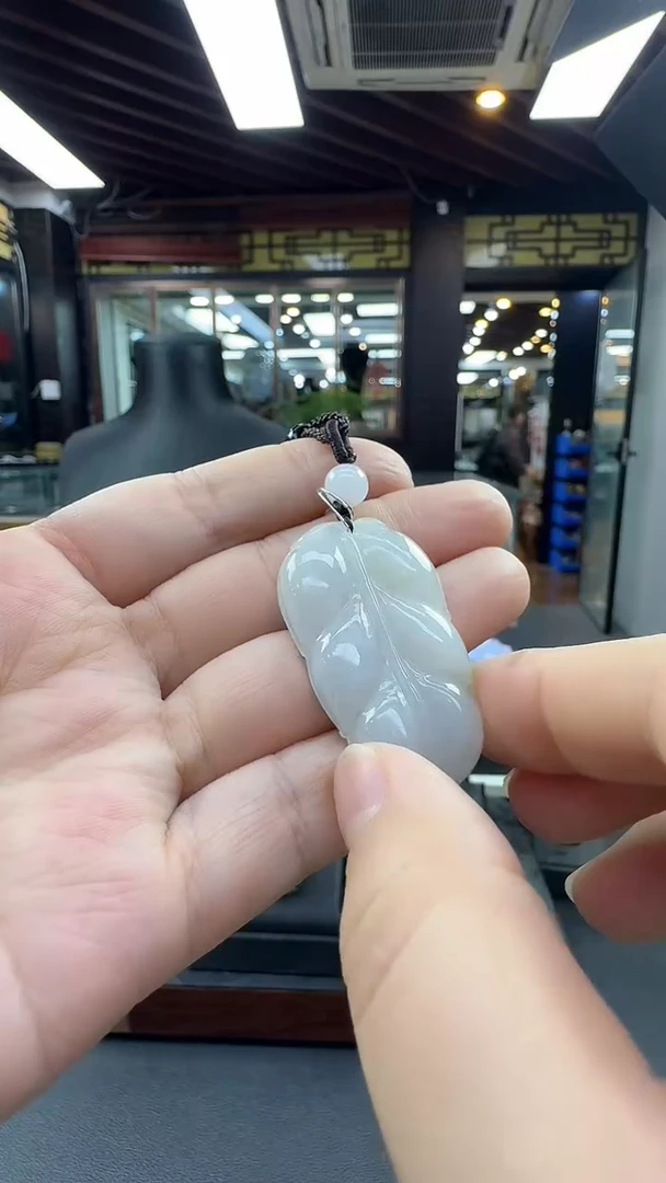 颈饰未镶嵌翡翠树叶
