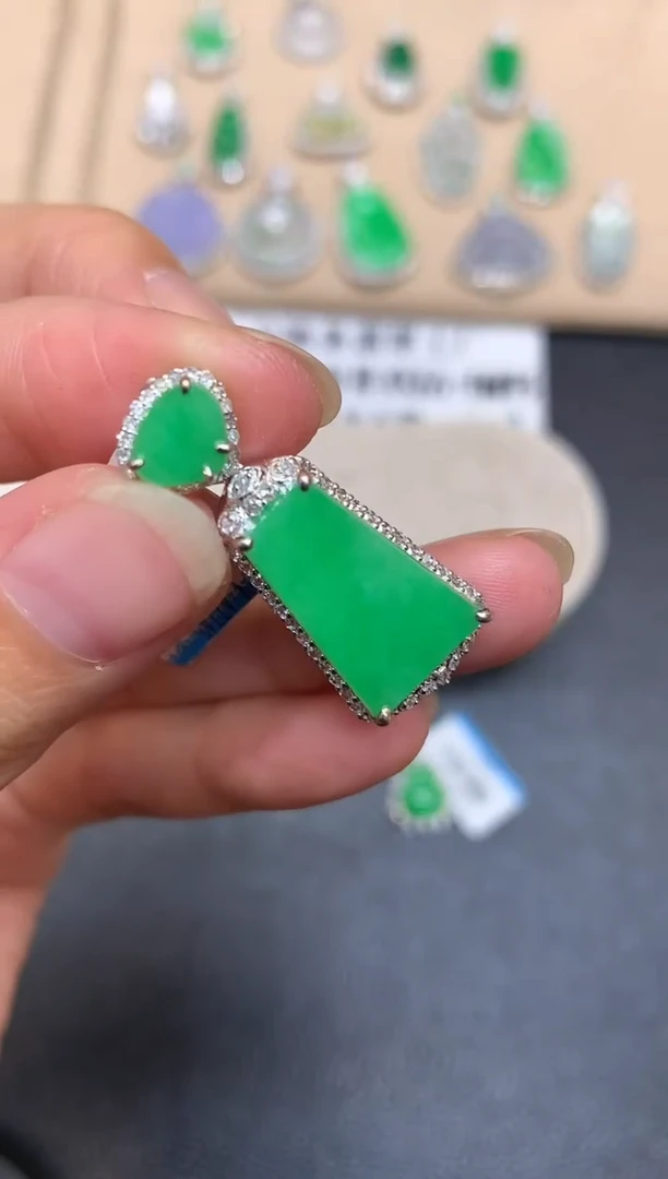 颈饰18K金镶嵌翡翠无事牌【无服务费