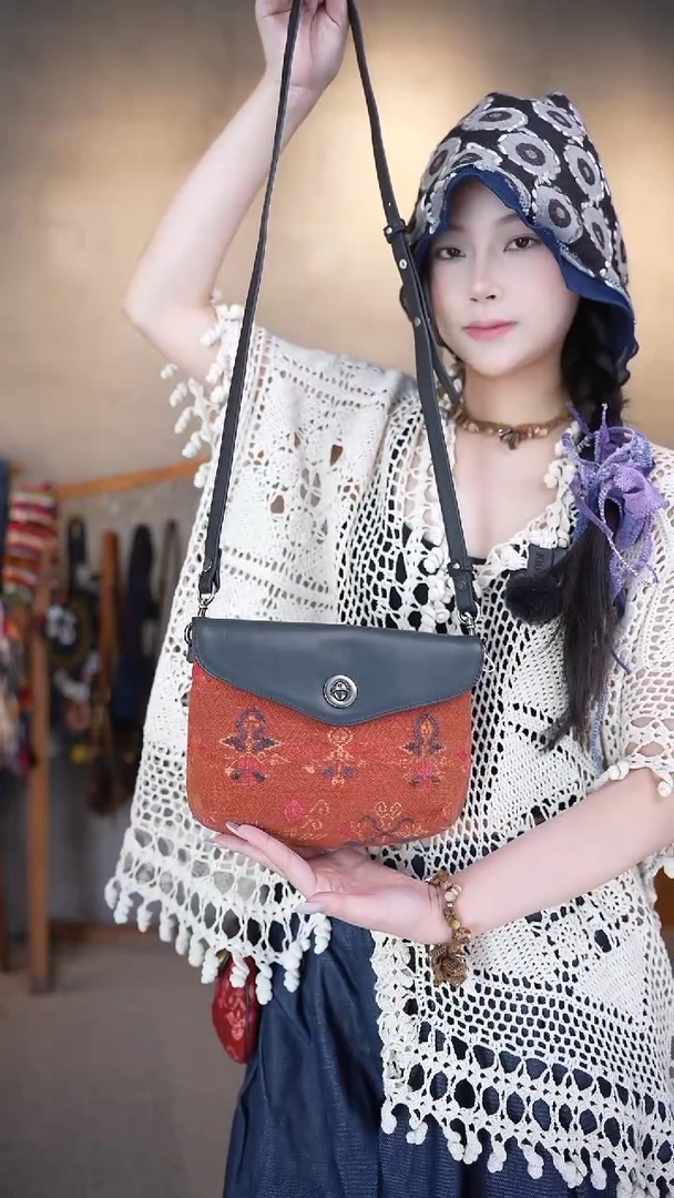 棉上新毛南族织锦斜挎包