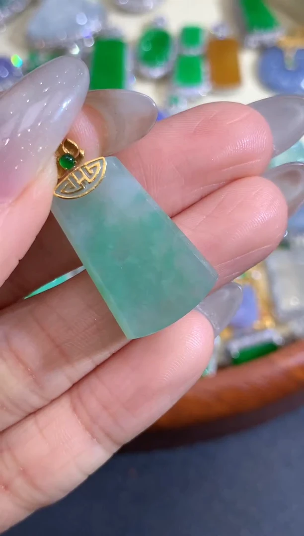 吊坠(不含链)18K金镶嵌翡翠64飘绿无事牌吊坠