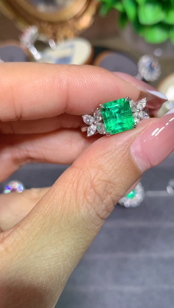 祖母绿戒指18K金镶嵌2.62CT