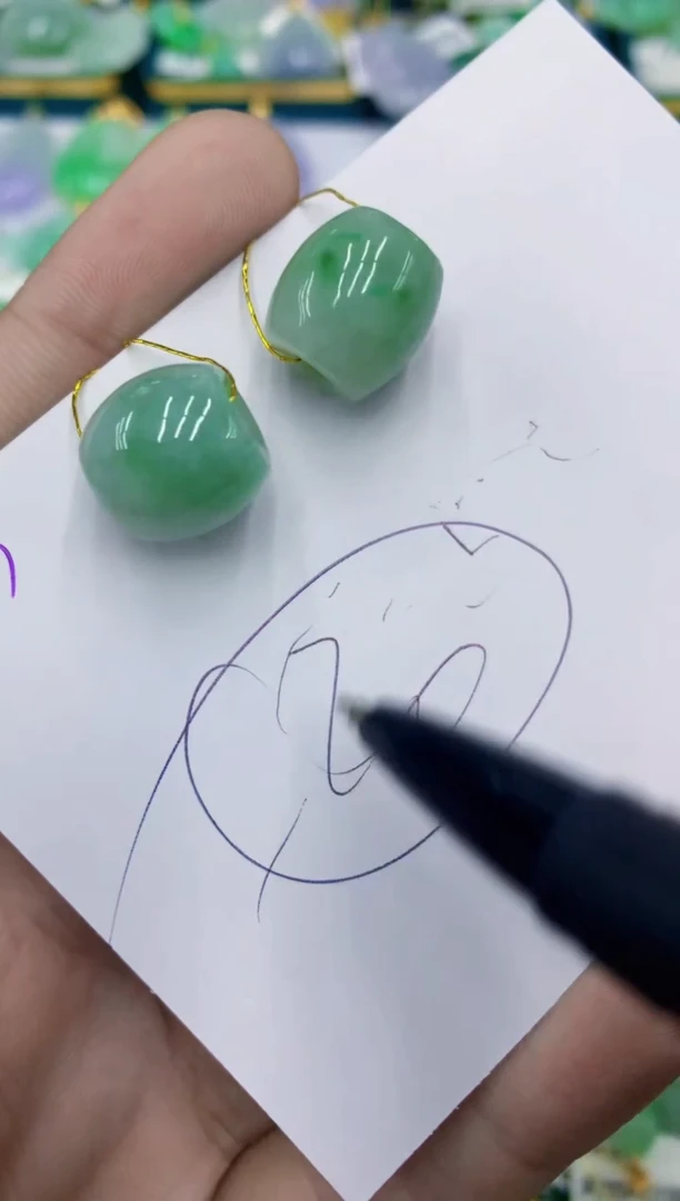 翡翠未镶嵌颈饰多样性发其一