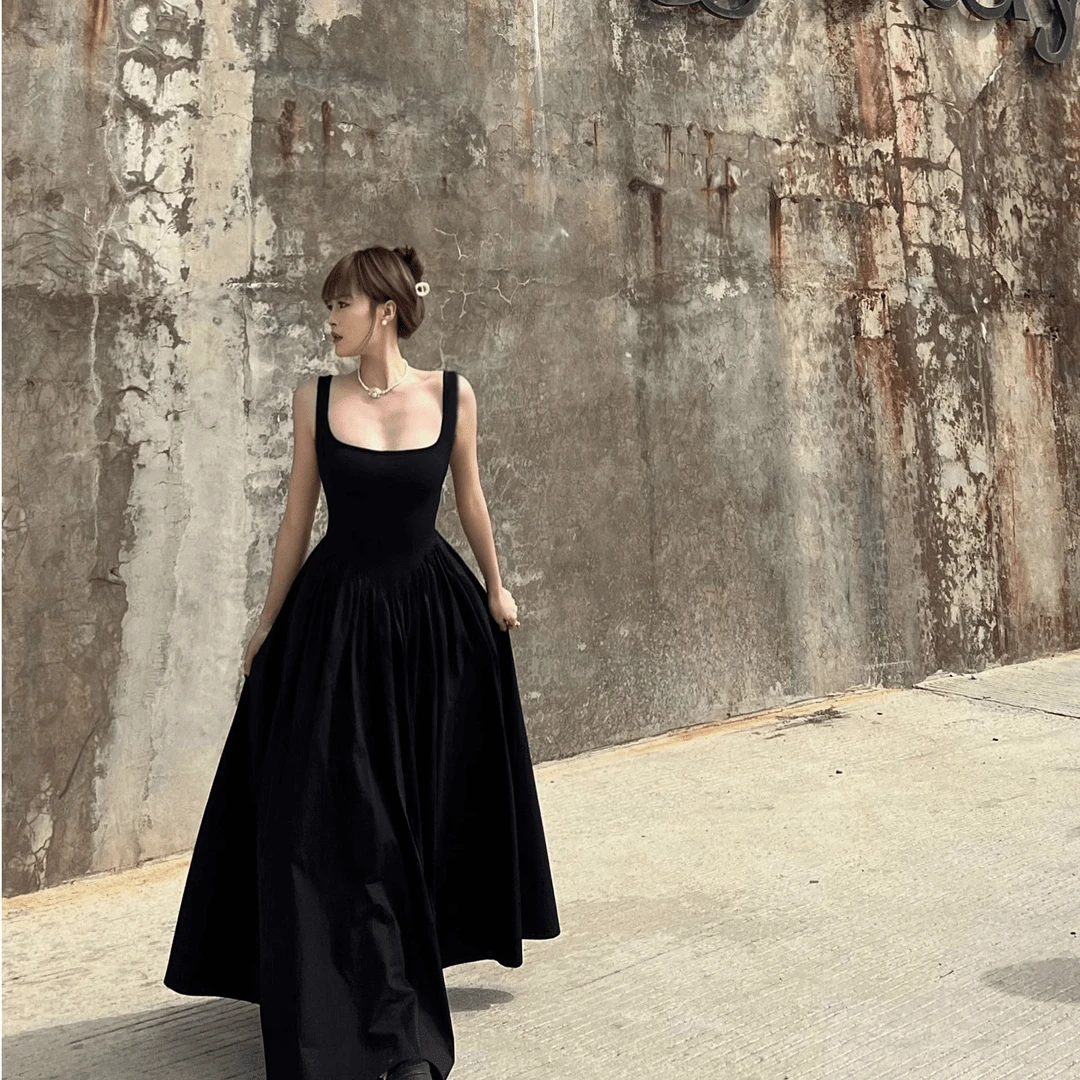 法式赫本风小黑裙掐腰露背连衣长裙春夏季显瘦小众度假高级感裙子