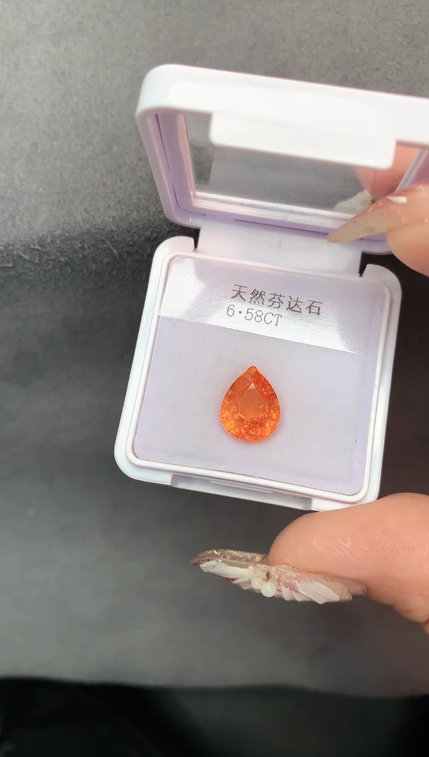 未镶嵌耳饰石榴石（芬达石）6.58克拉