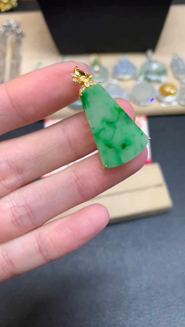 【闪购商品】翡翠颈饰18K金镶嵌无事牌【无服务费】