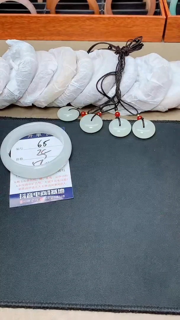 未镶嵌手镯石英质玉65-5758