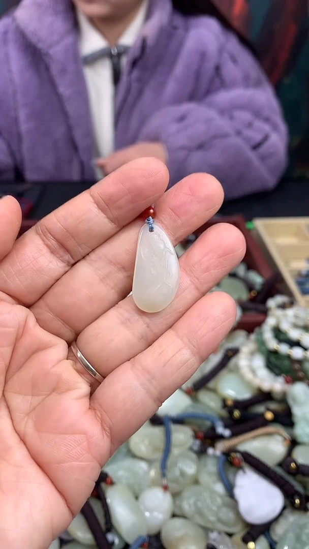 颈饰未镶嵌和田玉（多样性发一件）没有证书有瑕