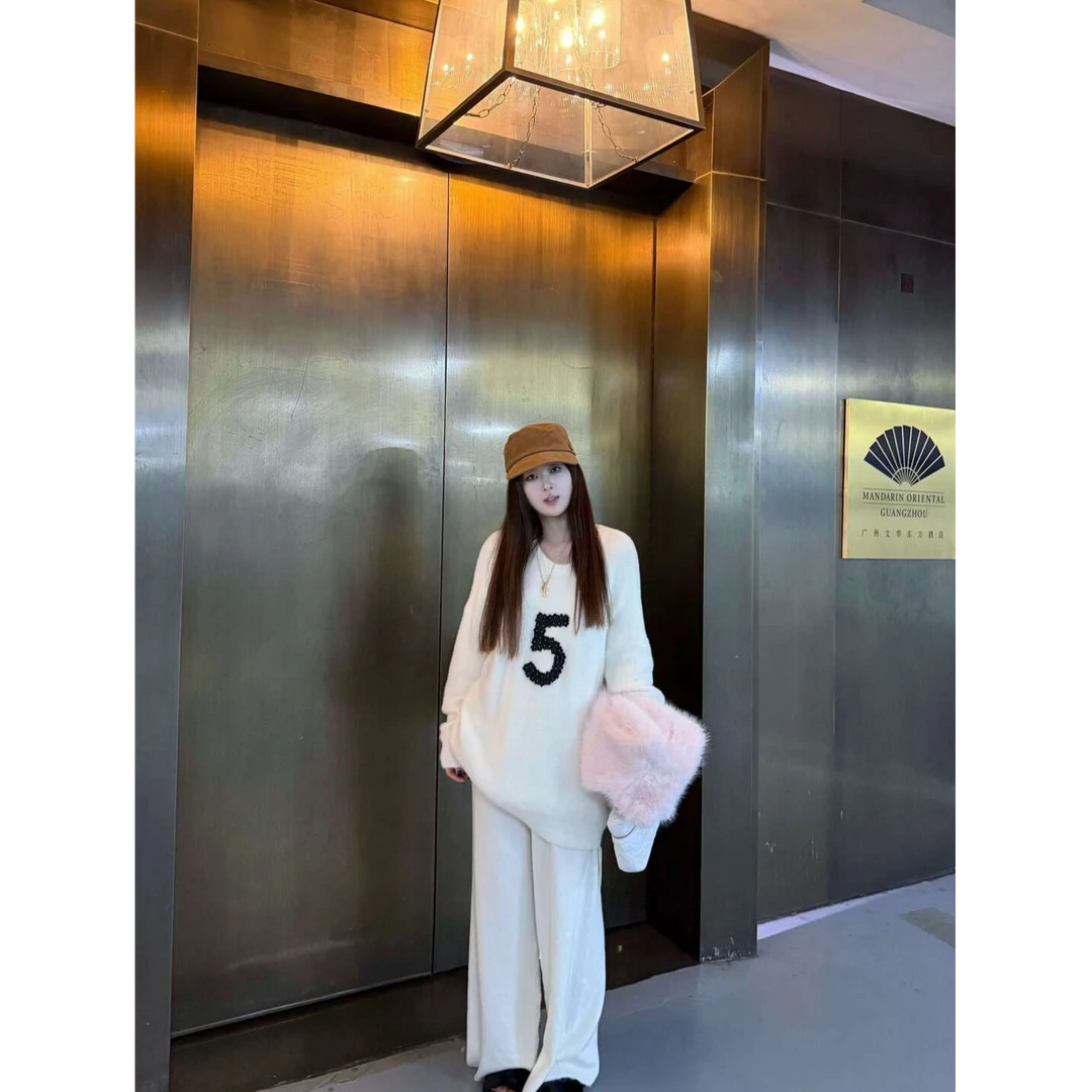 设计感宽松慵懒风宽松毛衣女秋冬新款中长款圆领套头白色针织衫