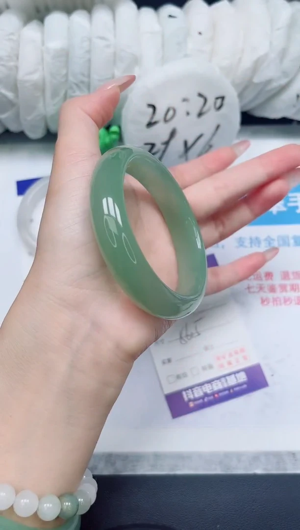 【闪购商品】石英质玉未镶嵌手镯165