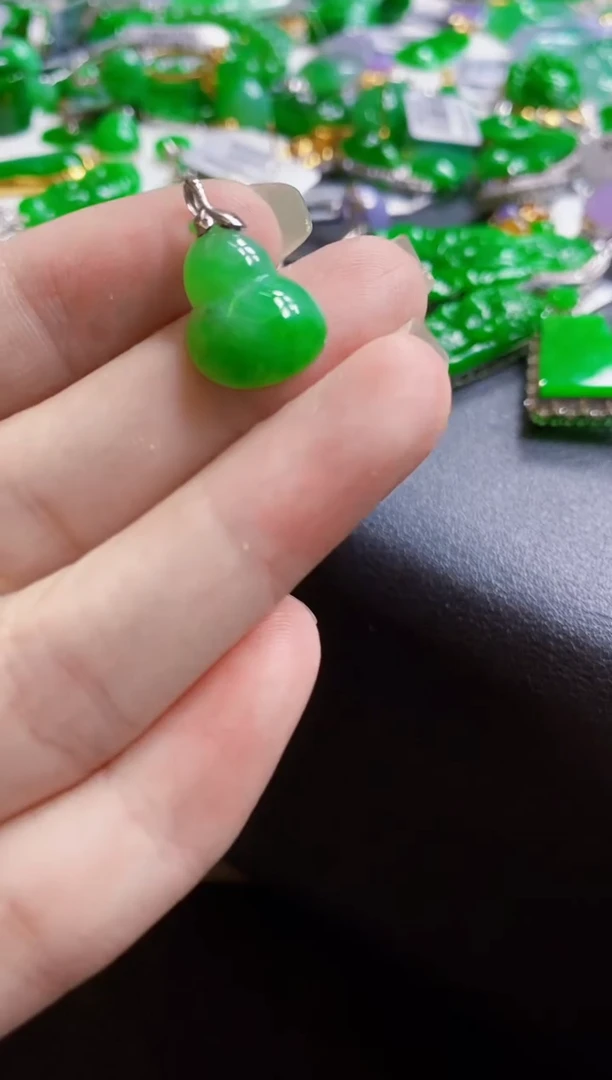 翡翠18K金镶嵌颈饰葫芦