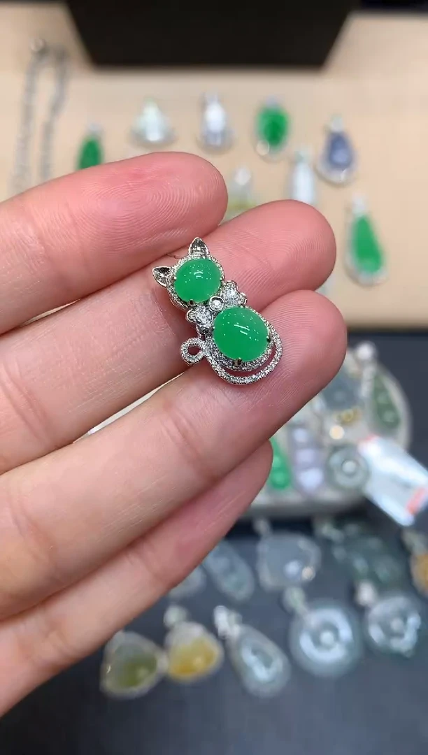 颈饰18K金镶嵌翡翠蛋面【无服务费