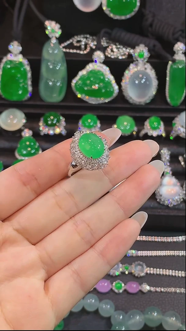 18K金镶嵌戒指翡翠戒指