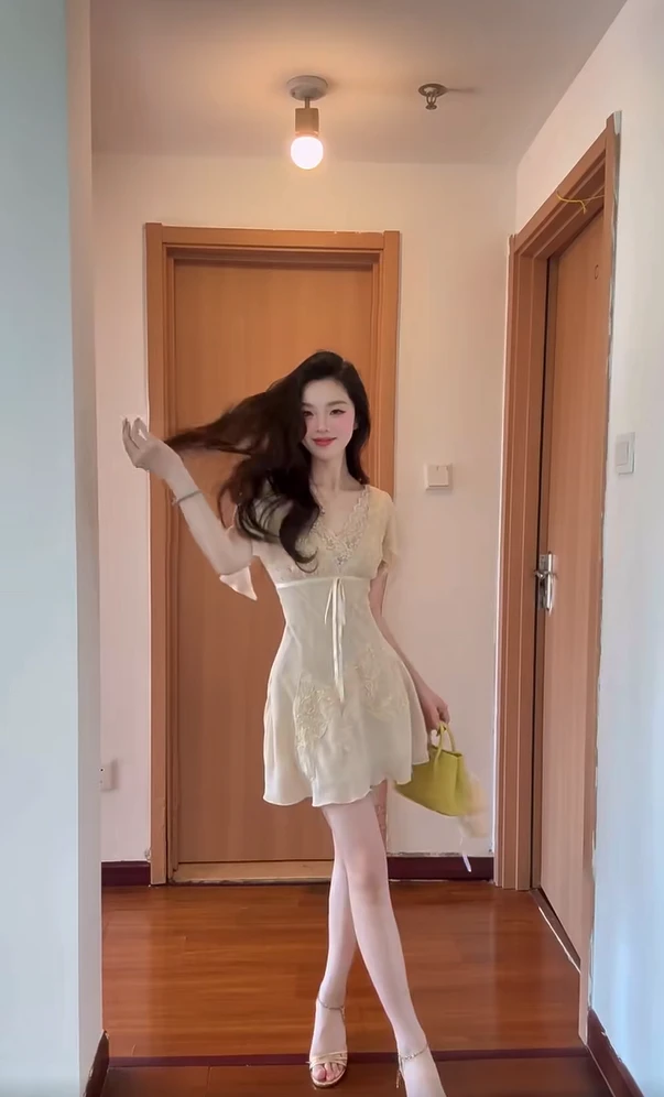 设计感小众收腰温柔气质仙女连衣裙女夏季2025新款显瘦A摆短裙子