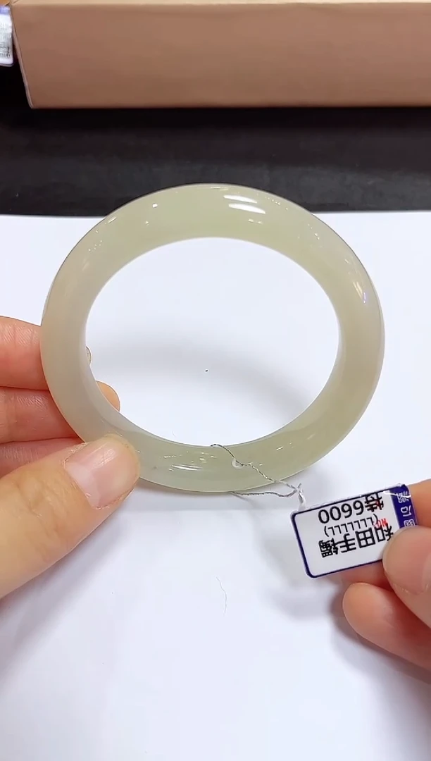 颈饰未镶嵌和田玉手镯55.9