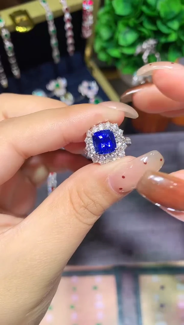 耳饰蓝宝石18K金镶嵌4.01ct