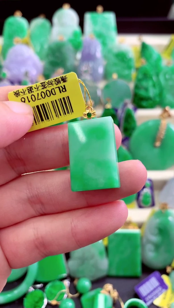 颈饰18K金镶嵌翡翠挂件