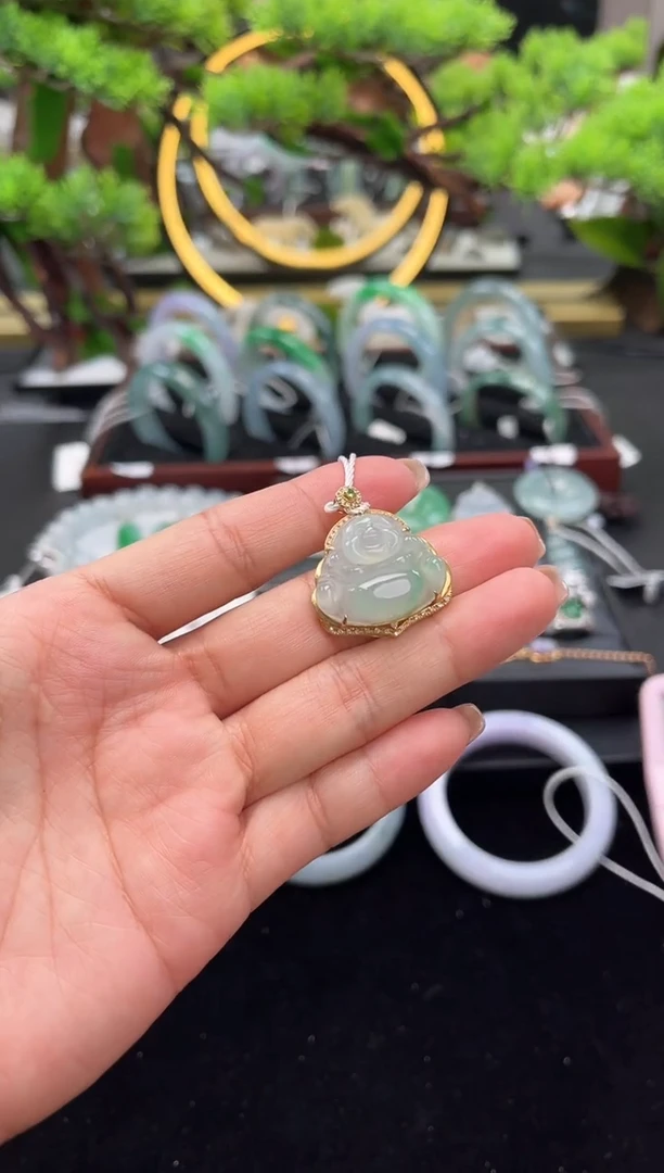 颈饰18K金镶嵌翡翠吊坠