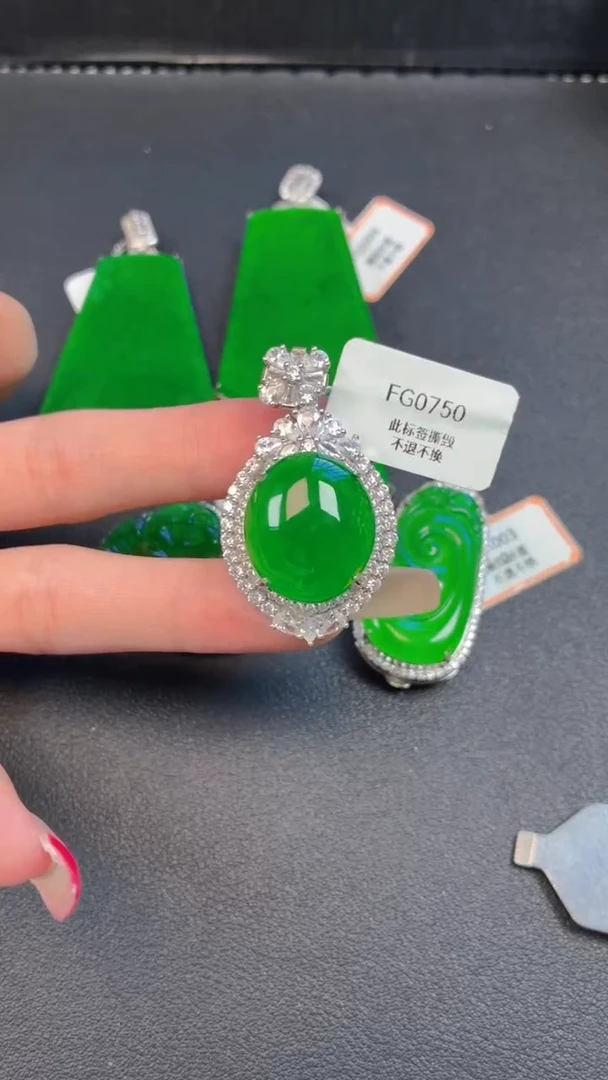 颈饰银S925镶嵌翡翠吊坠