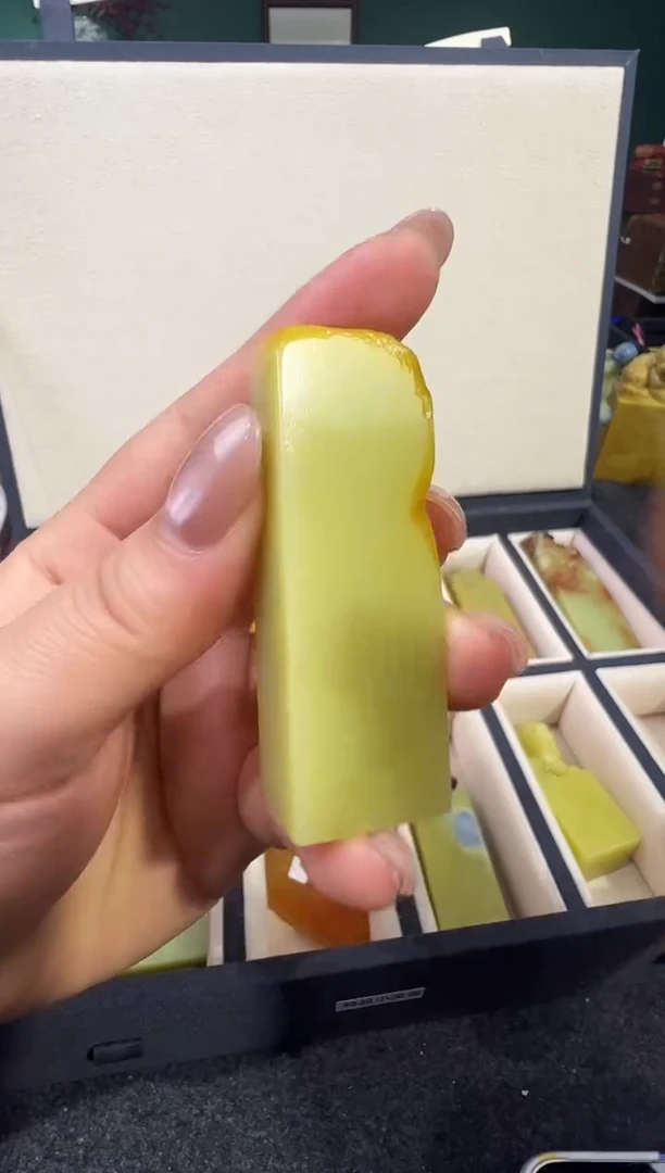 【闪购商品】青田石菜花黄素章
