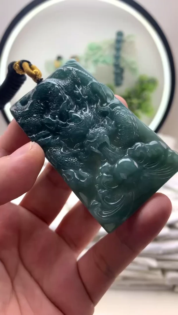 颈饰未镶嵌翡翠龙牌