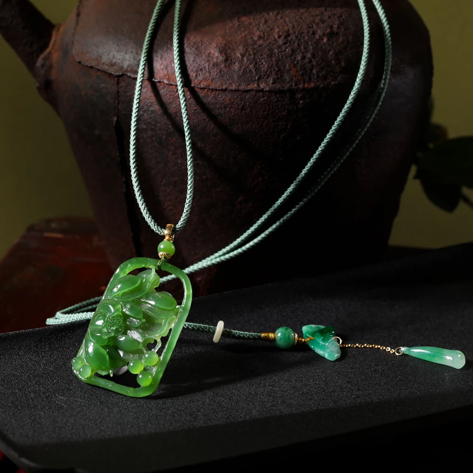 【意婵】天然典藏级和田玉碧玉辣翠色精雕牡丹项链翡翠18K金-911214