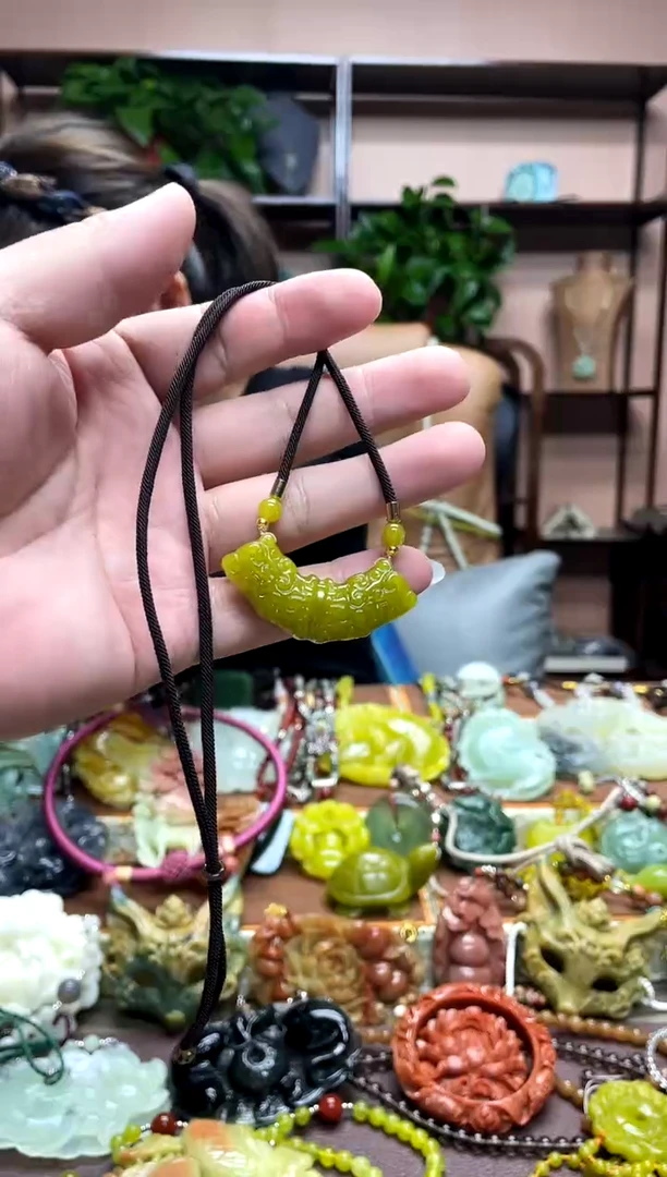 未镶嵌岫玉颈饰多样性发货发其中之一