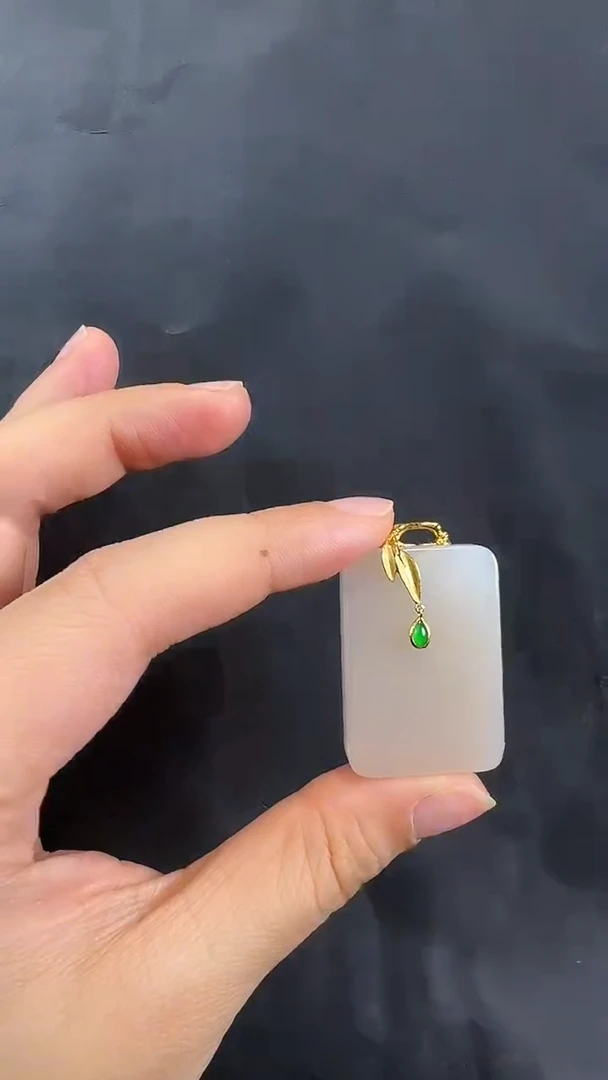 颈饰18K金镶嵌和田玉吊坠