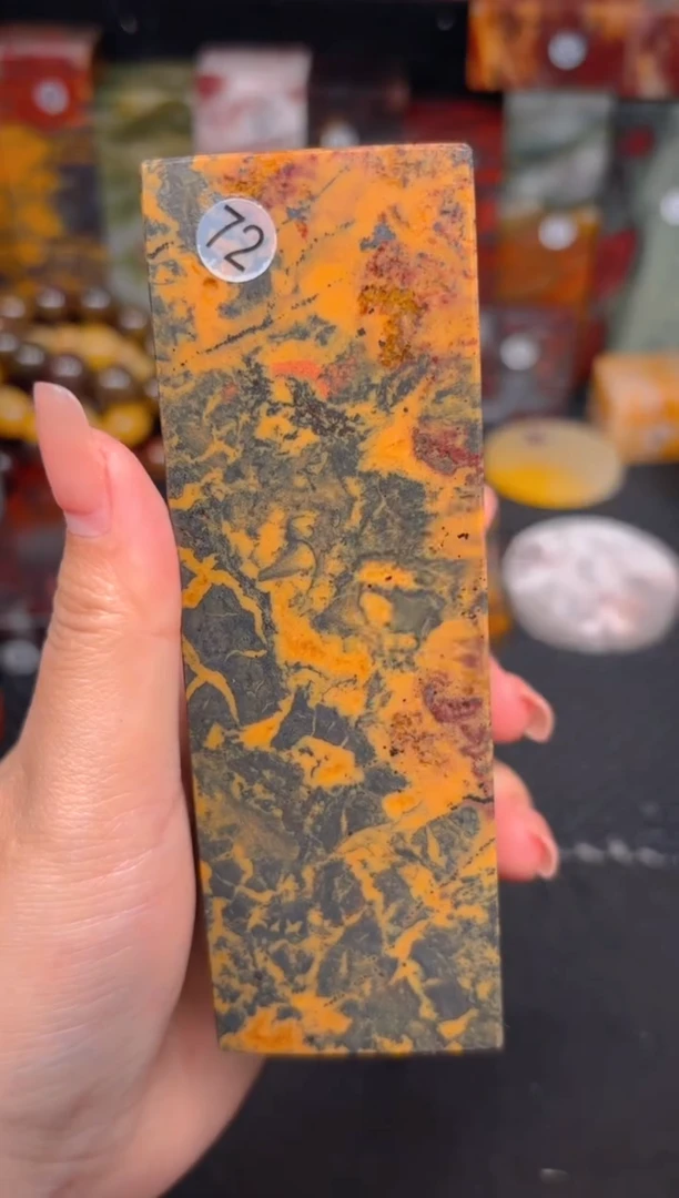 玉桂林鸡血玉摆件 编号：72