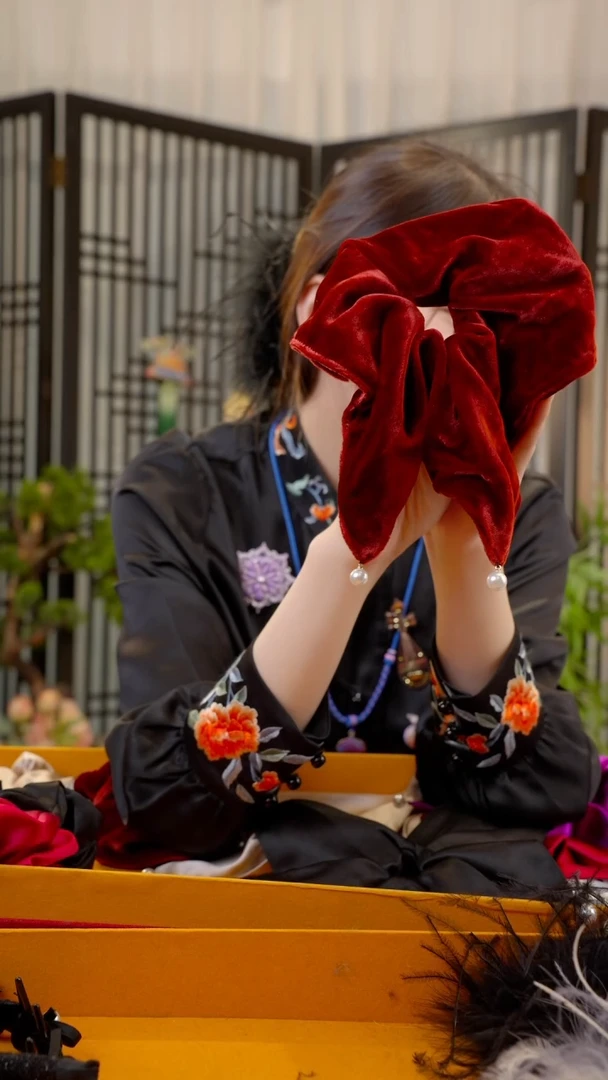 织绣有***空非遗手工绒花饰品