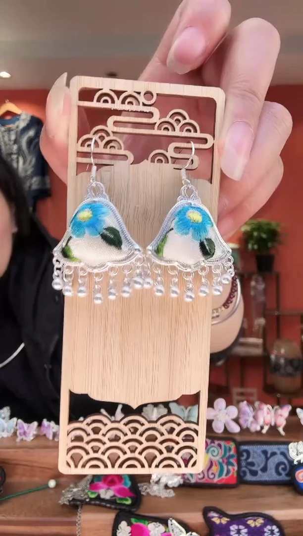 织绣手工苗绣刺绣首饰13