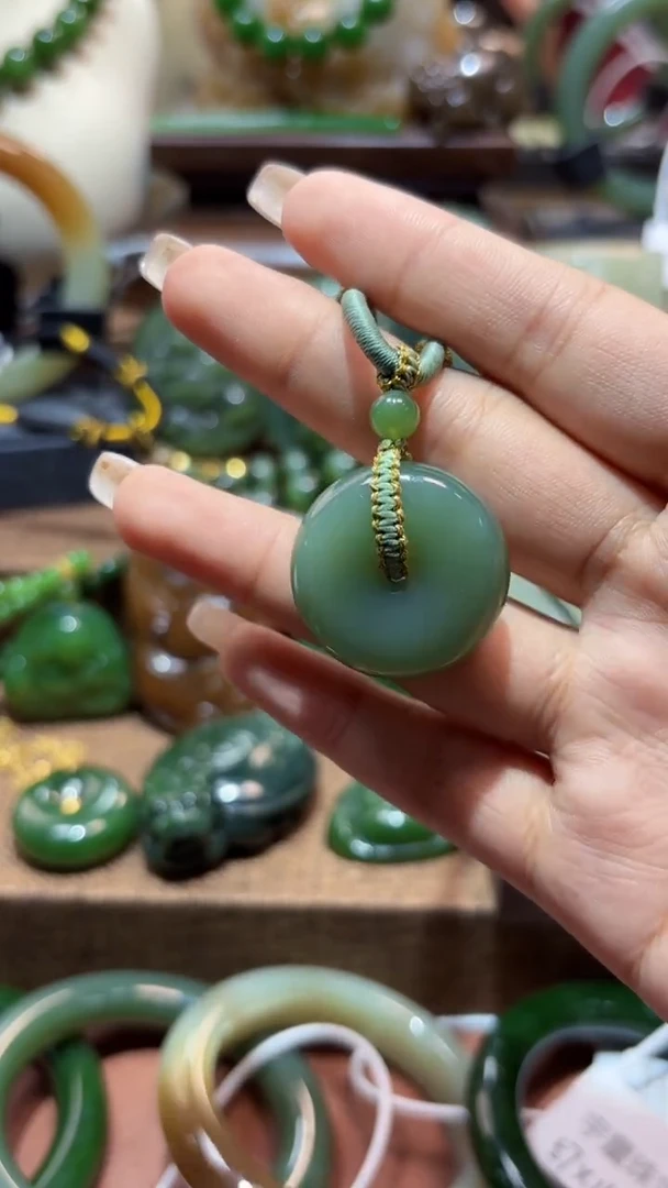 颈饰未镶嵌和田玉（碧玉）1