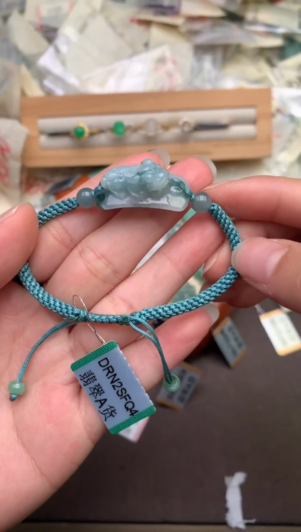 翡翠挂件未镶嵌  —