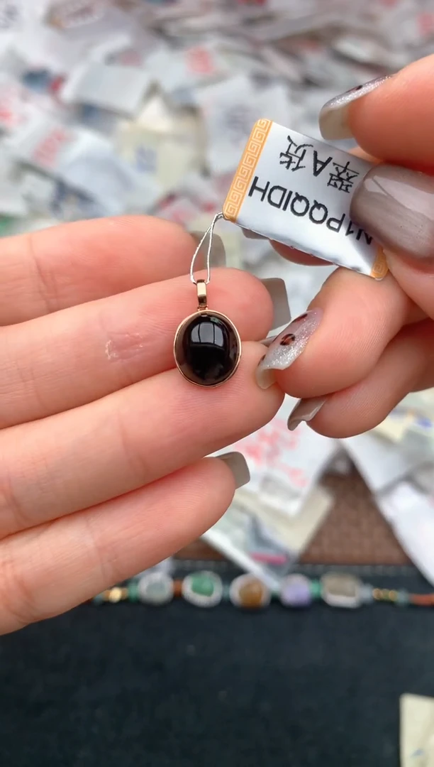 18K金镶嵌挂件翡翠一