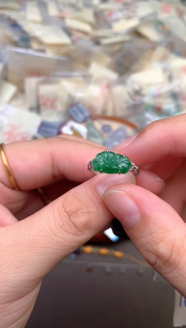 18K金镶嵌挂件翡翠  —
