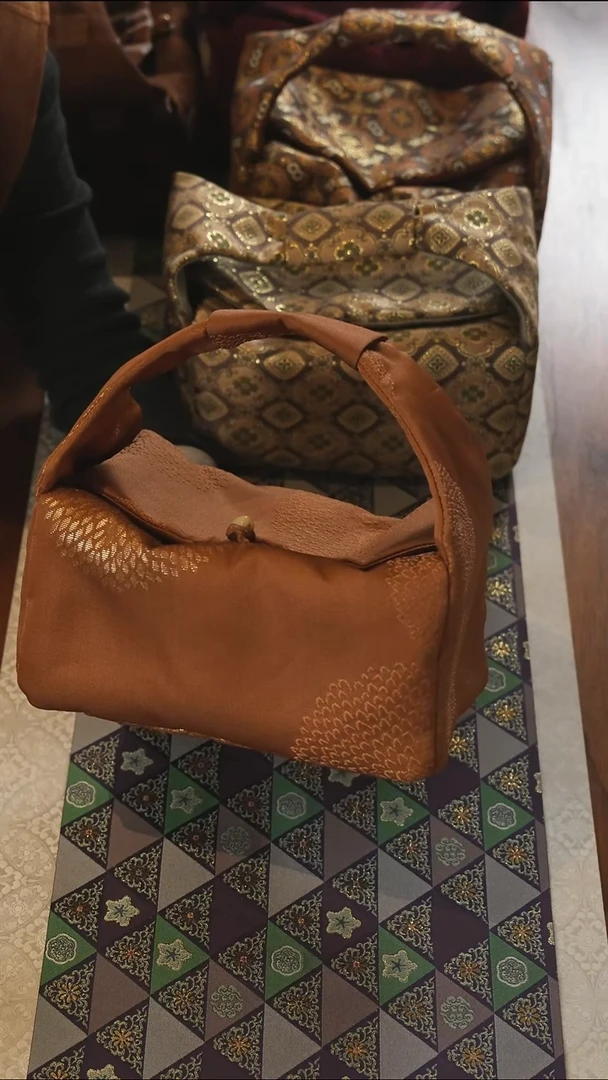 旅行包············