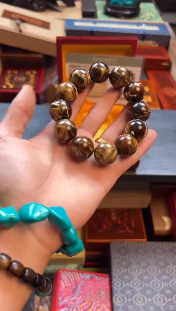 未镶嵌琥珀（根珀）裸石——————————————1