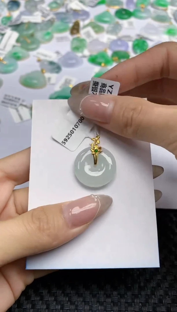 【闪购商品】翡翠颈饰18K金镶嵌 天然翡翠A货